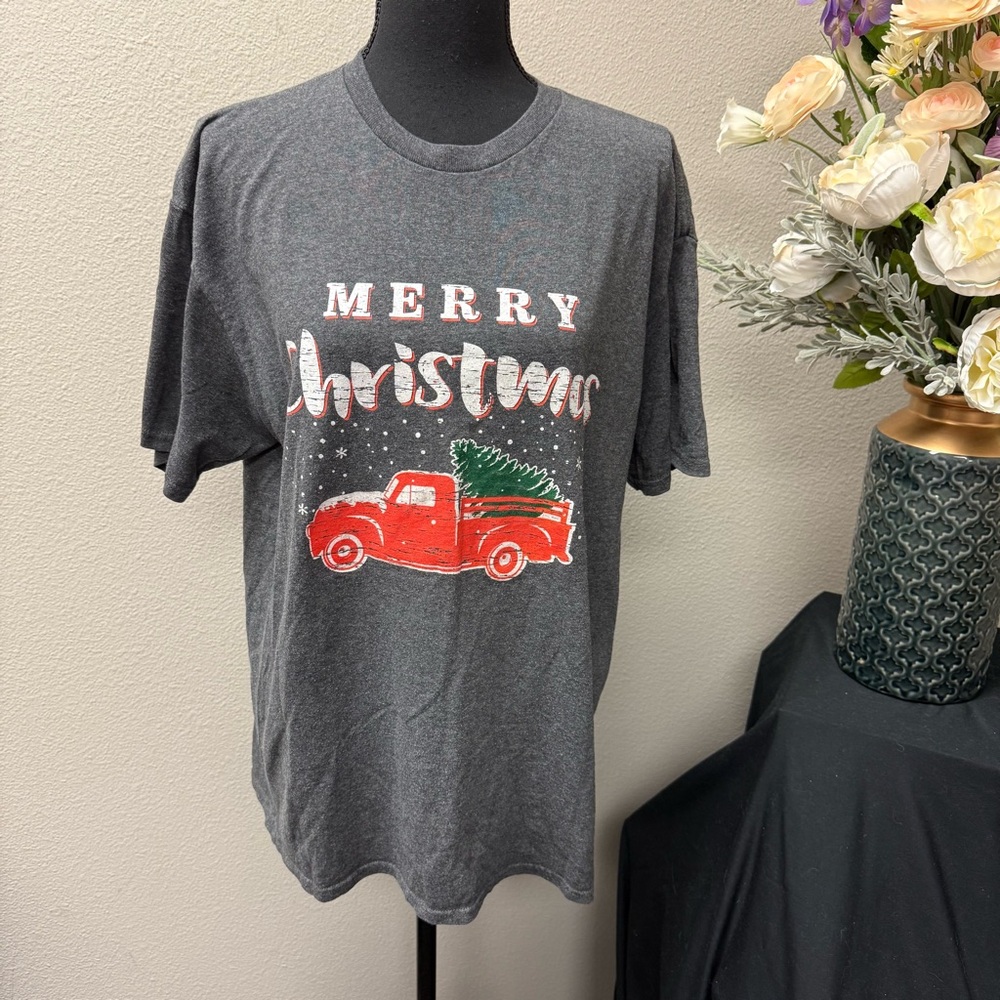 Merry Christmas Red Truck Graphic Tee Gray Holiday Winter Festive Shirt L